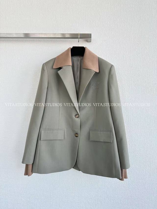 Hot Item In Stock Patchwork Collar Suit Jacket Made of a blend of wool and polye