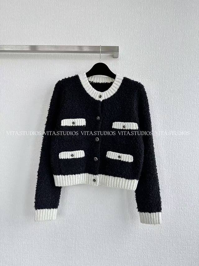 Hot Item Pre-order Contrasting Edge Knit Cardigan Made with a blend of wool half