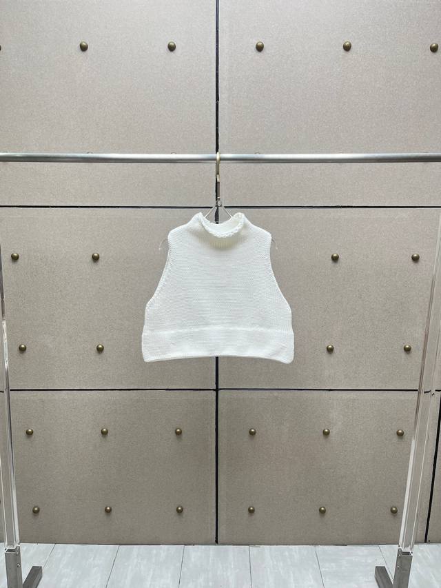 Alai Custom-made dyed yarn silhouette knit top! Available in two colors: S, M, L