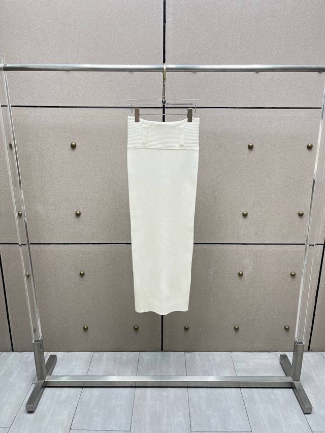 Wide-waisted knitted maxi skirt! Comes with a wide belt. Sizes S, M, DDD