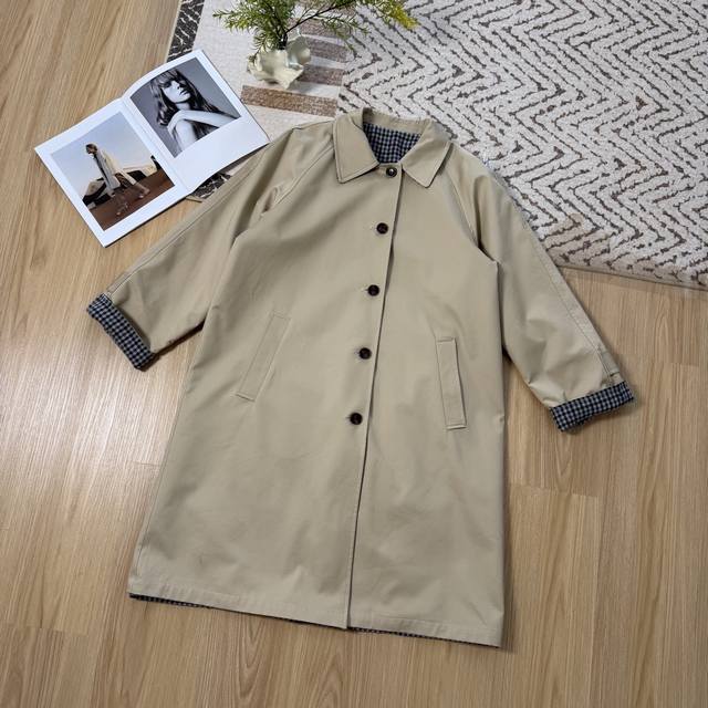 This elegant Miu 2025 Fall/Winter reversible plaid coat is a stylish and sophis