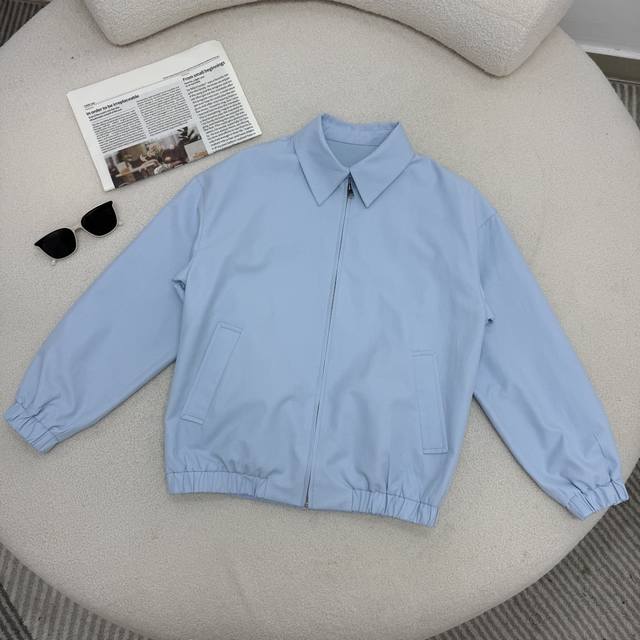 This jacket, featuring the same design as many celebrities and bloggers, is a F