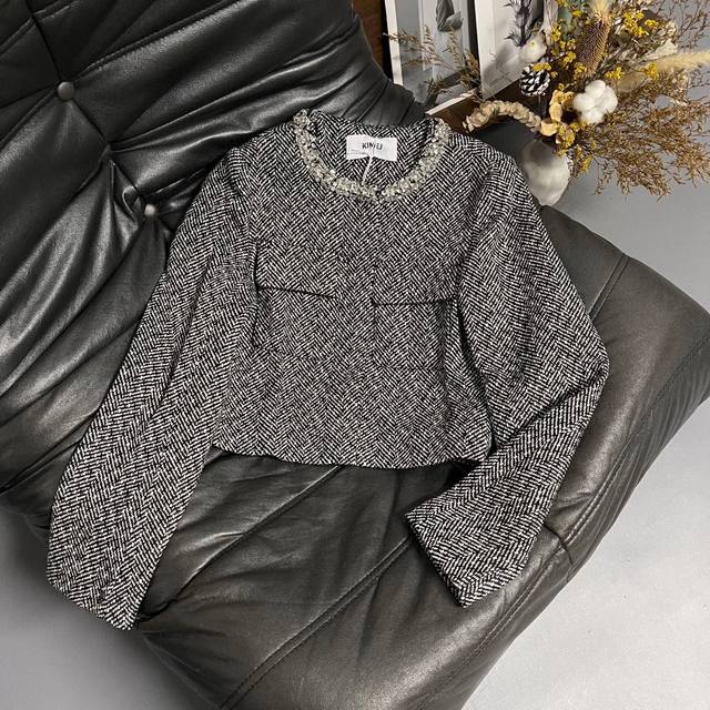 25 Autumn/Winter New Coat Black and white herringbone pattern, rhinestone embell