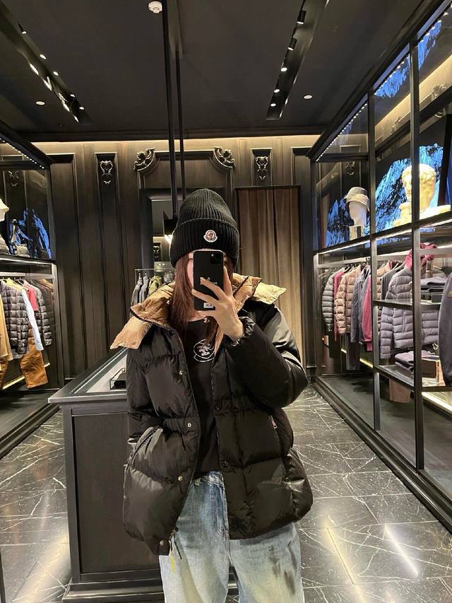 25Fw Autumn/Winter New Classic Slim-Fit Black and Gold Down Jacket, High-Quality