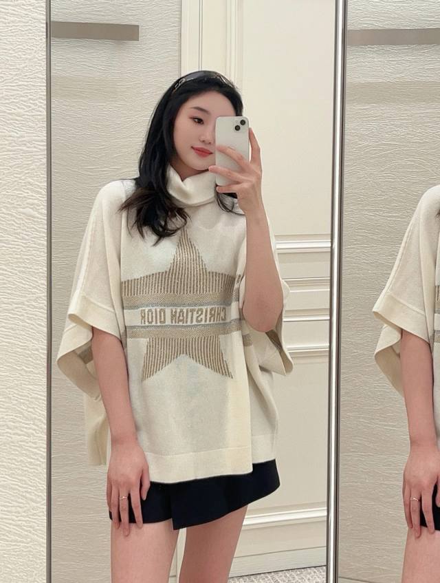 25Dio Venus Letter High-Neck Knitted Cape. The classic five-pointed star and let