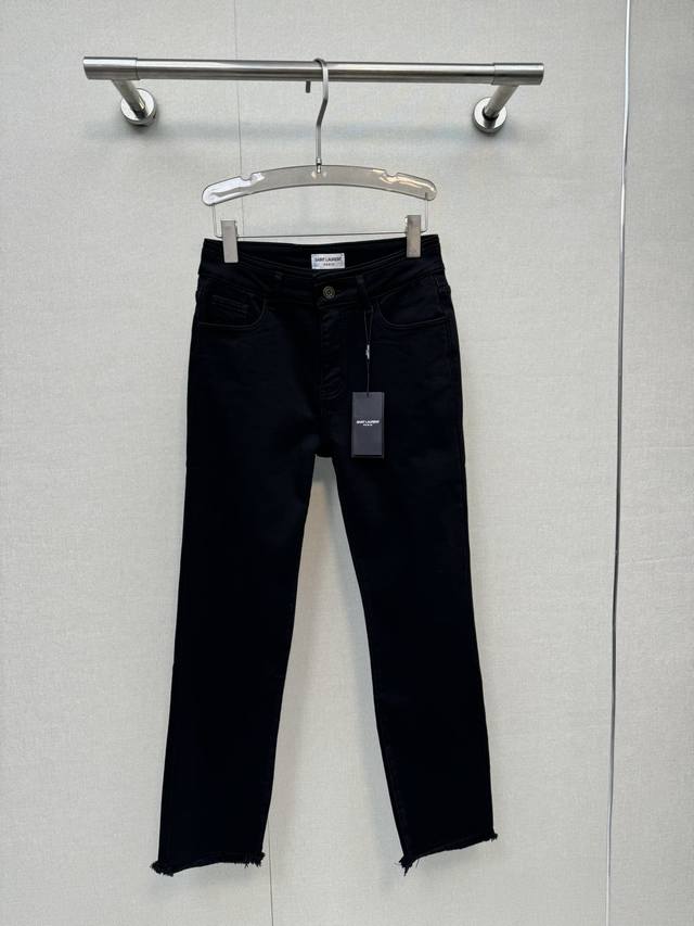 25 New Stretch Fleece-Lined Skinny Jeans The color scheme is very beautiful, wit