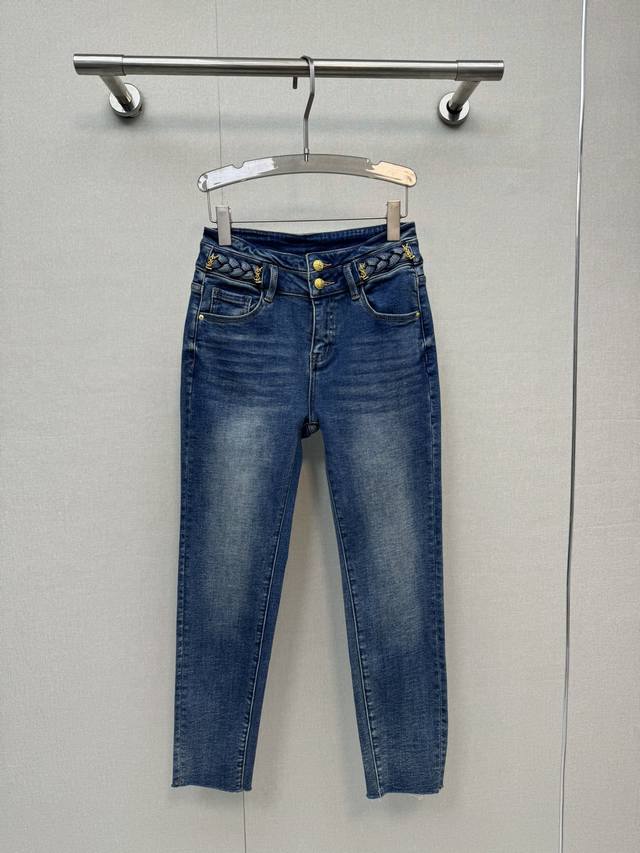 25 New Stretch Fleece-Lined Skinny Jeans The color scheme is very attractive, wi