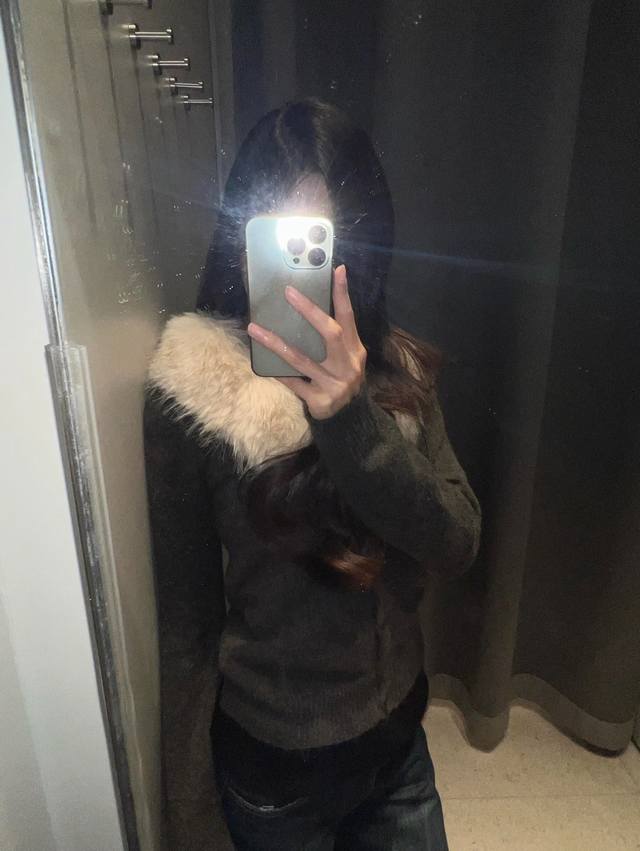 25 New Niche Designer Brand Knit Top with Detachable Fur Collar Super stylish! T