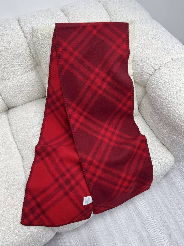 Burberr* Checkered Wool Scarf Made with fine wool fabric, featuring a new season