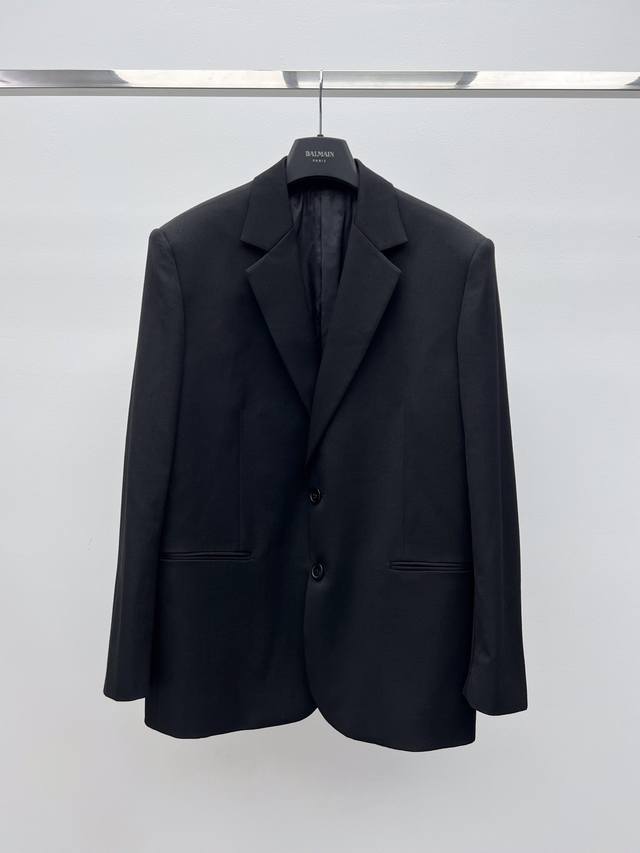 The Ro* Single-breasted oversized suit Made of 100% fine wool Padded shoulders,