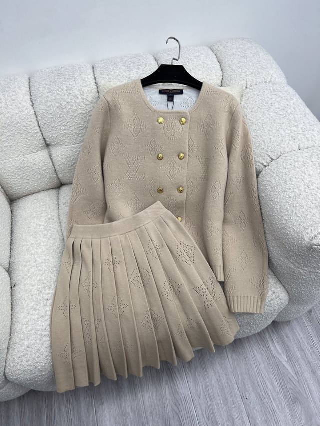 Louis Vuitto* Openwork Jacquard Knit Set This set is made of wool-cashmere blend