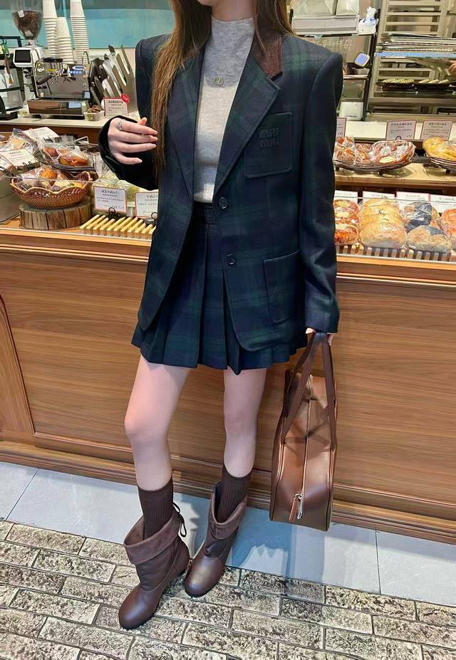 Original Mm 2025 Autumn/Winter New Plaid Pleated Midi Skirt, suitable for inner