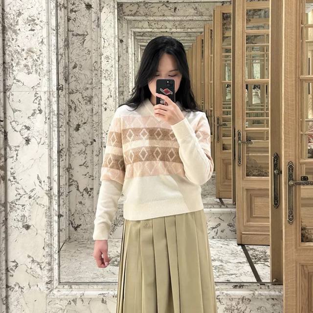 Original Mo....2025 Early Autumn New Fashion, Color-Blocked Diamond Pattern V-Ne