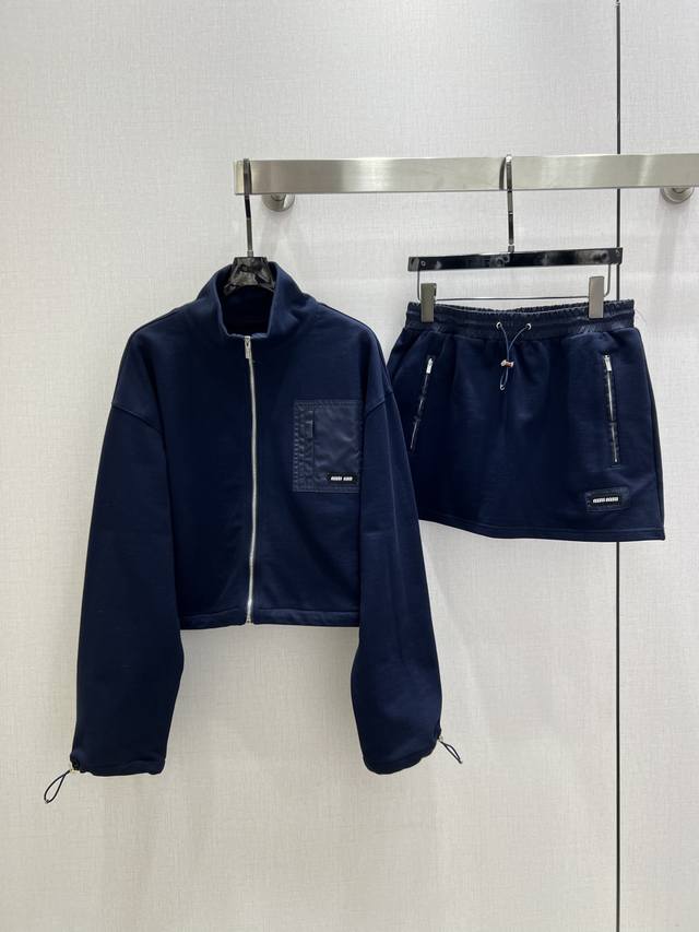 Highly recommend the Miu* 2025 Autumn/Winter new zipper drawstring skirt set. I