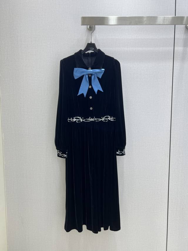 Highly recommend Vl* 2025 new black velvet maxi dress. A blue butterfly knot ad