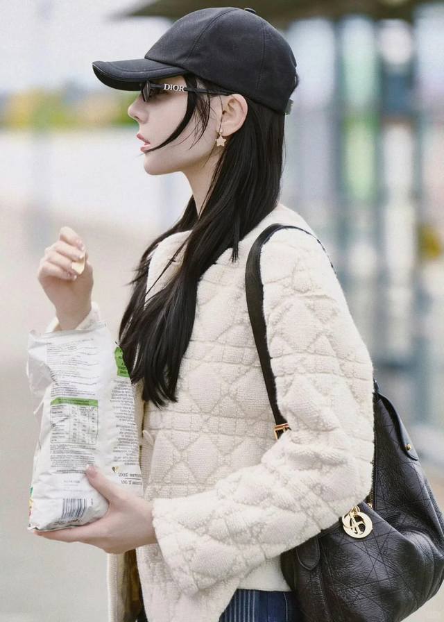 New Arrival! Latest D 25New Cannage Jacquard Lettering Knit Cardigan. Sizes: S,