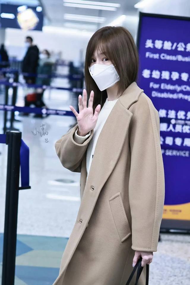 New Arrival! Latest Max 25 New Classic 101801 Wool + Cashmere Coat. Sizes: S, M,