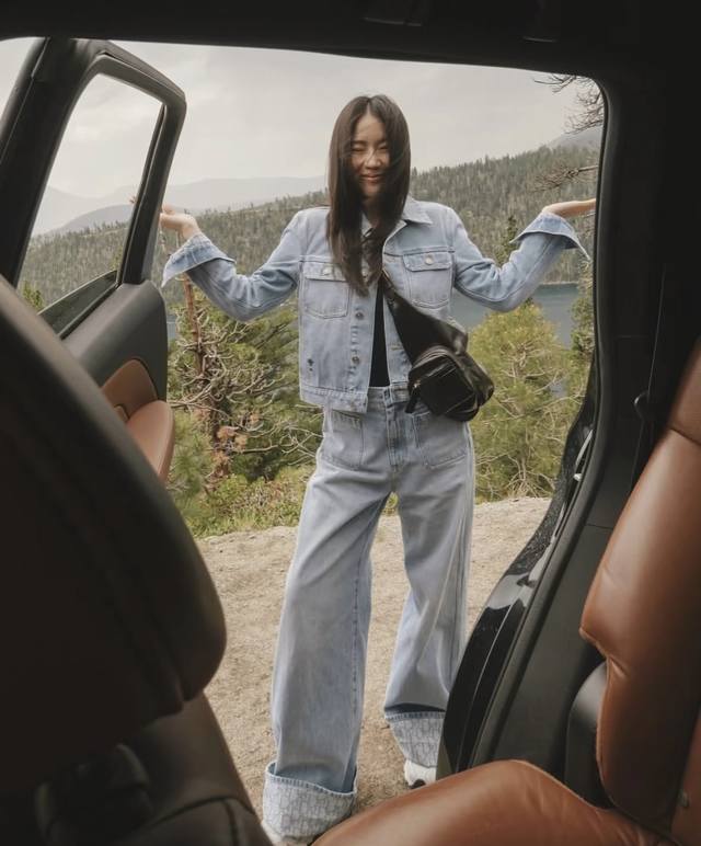 New Arrival! Latest D 25 New denim jeans with rolled-up cuffs and printed design