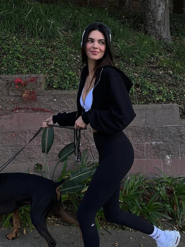 New Arrival! Latest Alo 25New Classic Letter Yoga Pants. Sizes: S, M, L. DDD