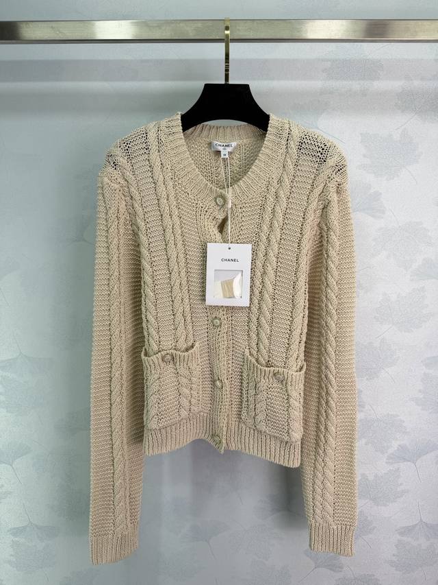 Ch*25 Autumn/Winter New Knit Cardigan. The cable knit texture is delicate and th