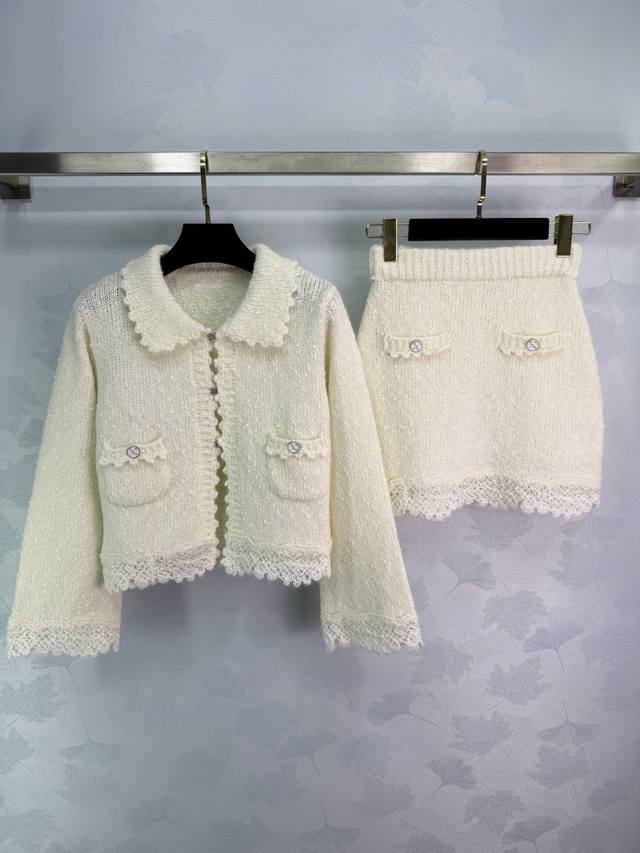 Ch*25 Autumn/Winter New Knitted Set. The soft and delicate fabric is incredibly