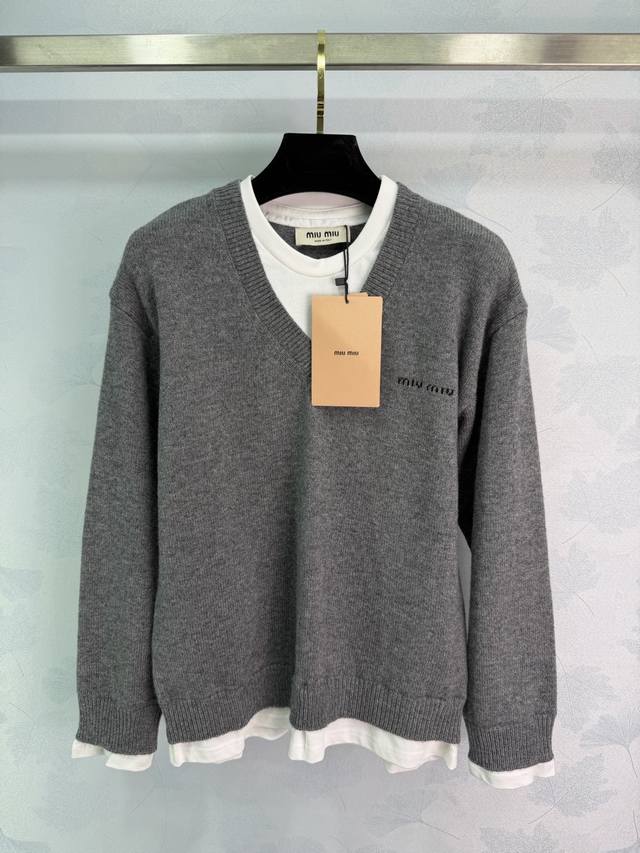Miu*25 Autumn/Winter New Faux Two-Piece Sweater: Gray V-neck with white inner pa