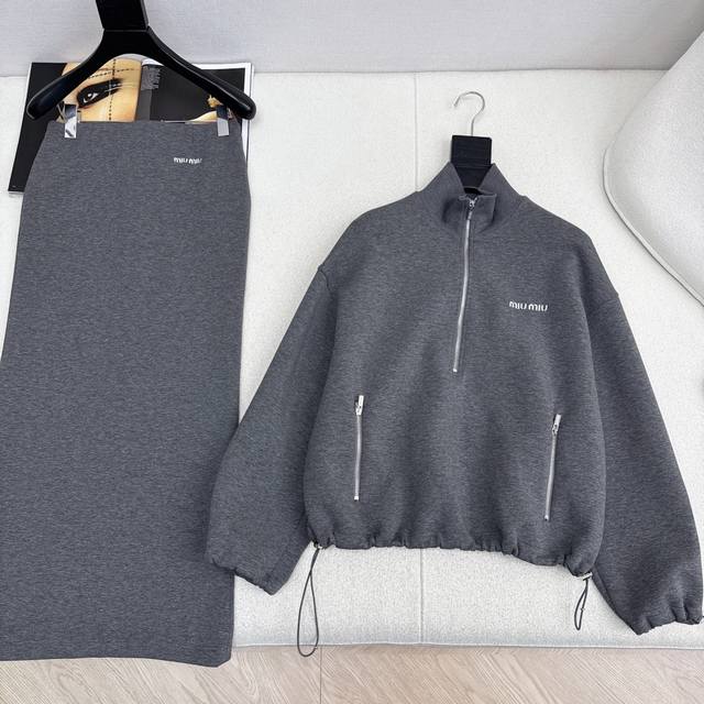 This Miu 25Ss Fall/Winter Newest Age-Defying Outfit Set features a loose-fittin