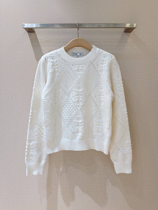 D's new 3D crochet knit top Soft and breathable knit top with a round neck desig