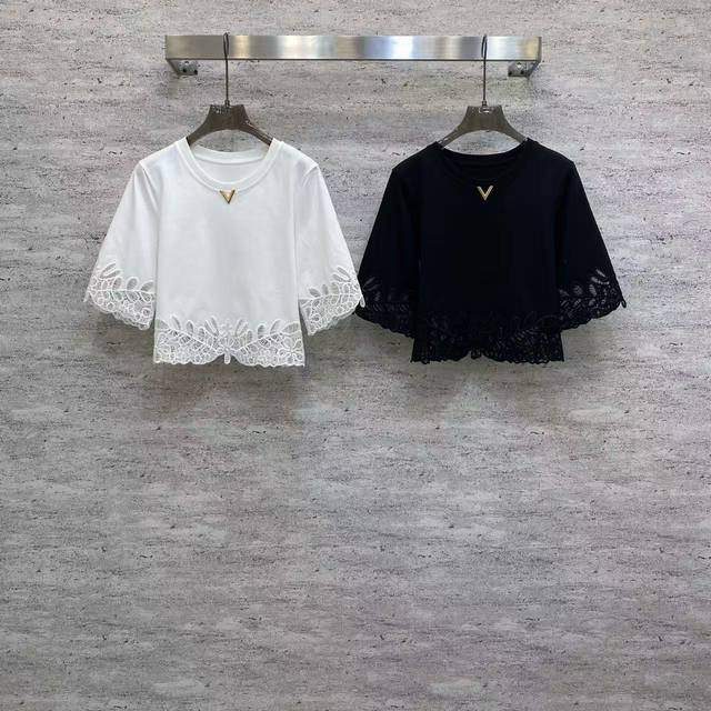 Va2026 Sp Premium T-Shirt This short-sleeved top comes in black and white, featu