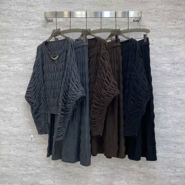 Va2026 Sp Premium Wool Suit This Va wool blend suit features a textured, pleated