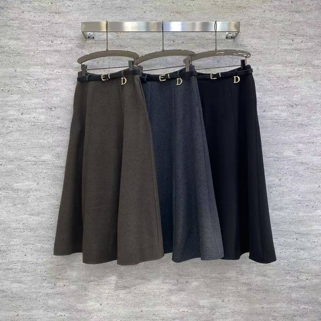 Di2026 Sp Premium Suit Skirt. This suit fabric skirt is available in brown, gray