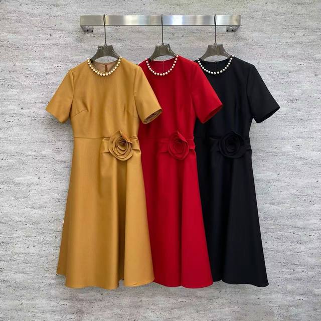 Va2026 Sp Premium Dress This dress is made of a fine silk-wool blend fabric, whi