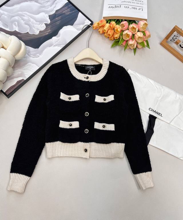 Chanel 2025 New Black and White Color-Blocked Pocket Knit Cardigan, made with cu