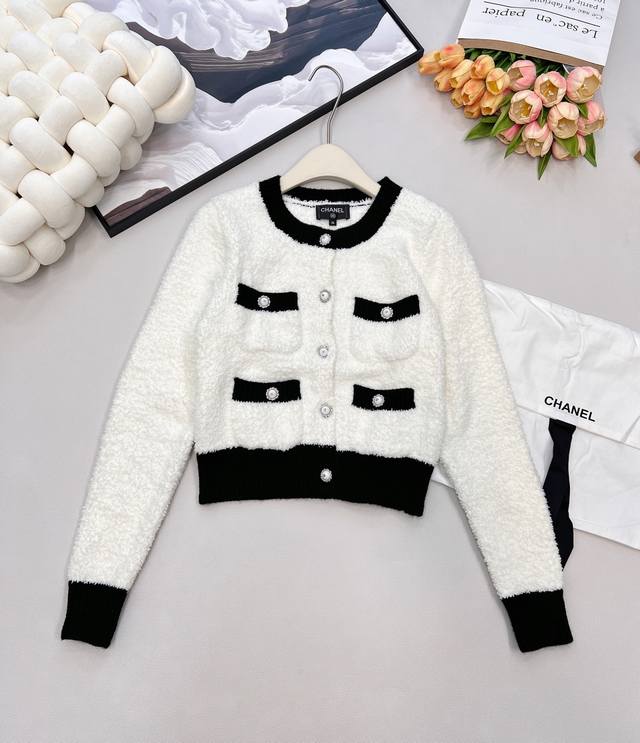 Chanel 2025 New Black and White Color-Blocked Pocket Knit Cardigan, made with cu