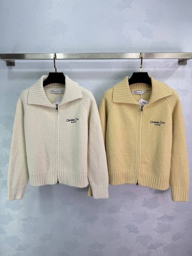 Dio*25 Autumn/Winter New Arrival: Collared Zipper Sweater. Made of soft knit fab