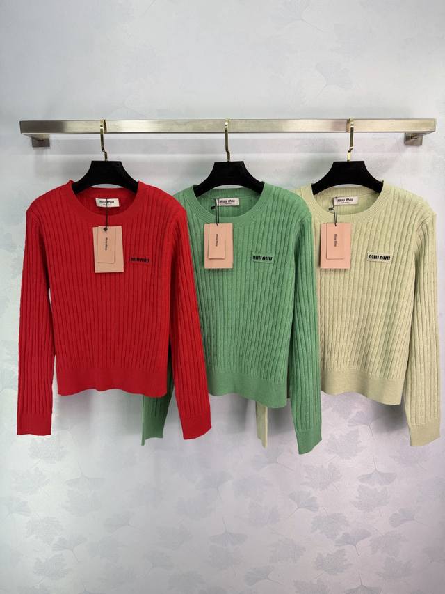 Miu*2025 Autumn/Winter New Slim Fit Sweater, made of soft and comfortable wool,