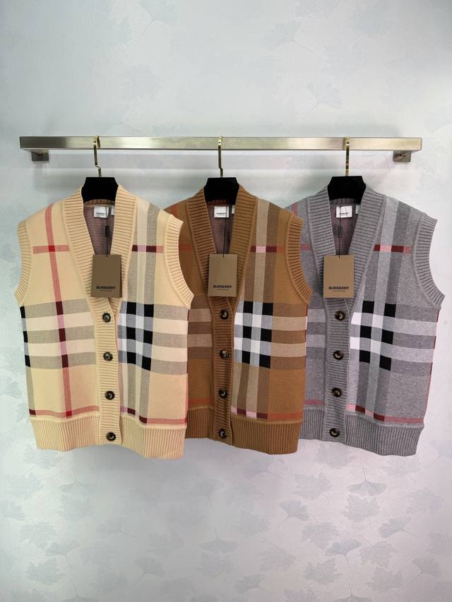 Bu*25 Autumn/Winter New Classic Plaid Knitted Vest Made of Merino Wool, Soft and