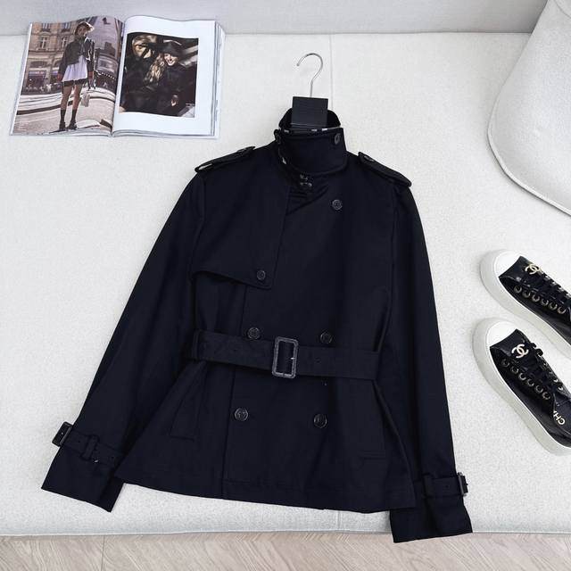 This stylish Bur 25Ss trench coat is a classic mid-length design perfect for au