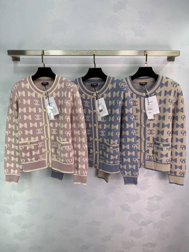 Ch*25 Autumn/Winter New Knitted Crew Neck Cardigan features a double C logo and