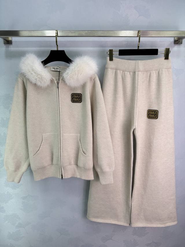 Miu*25 Autumn/Winter New Hooded Set: Zippered cardigan + loose-fitting trousers.