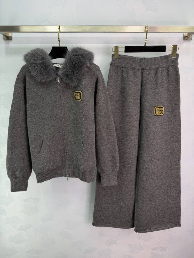 Miu*25 Autumn/Winter New Hooded Set: Zippered cardigan + loose-fitting trousers.