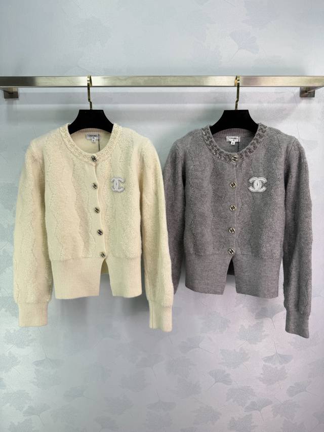 Ch*25 Autumn/Winter New Knit Cardigan. Features the classic double-C logo and be