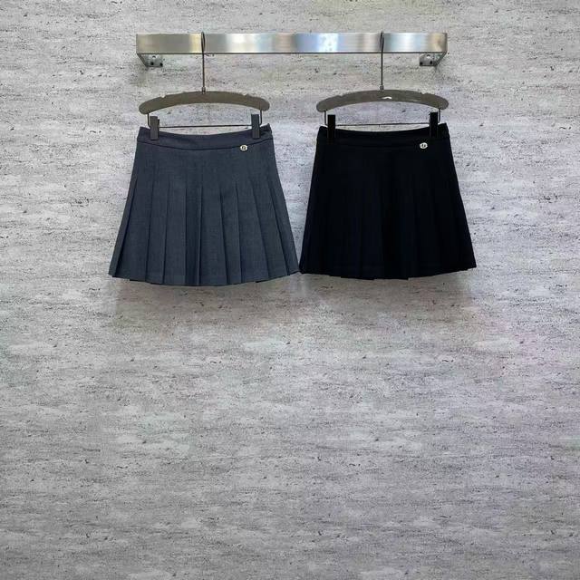 Fe2026 Sp Premium Pleated Mini Skirt. This premium pleated mini skirt is made of