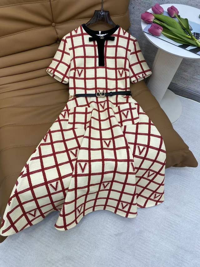 Va2026 Sp Premium Linen Dress This linen-blend dress features a beige base with