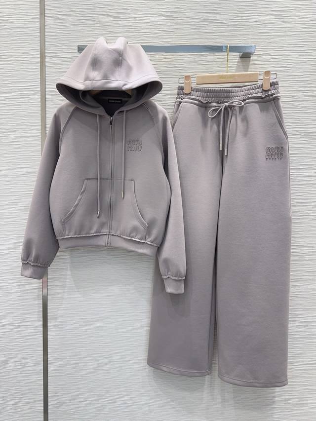 Miu Mi*2025Fw New Air Layer Suit - The fabric is incredibly comfortable; there's