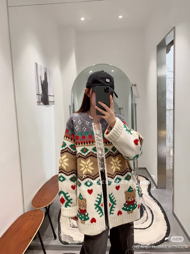 Niche 25Fw New Christmas-Themed 3D Bear Knit Cardigan: A patchwork design combi
