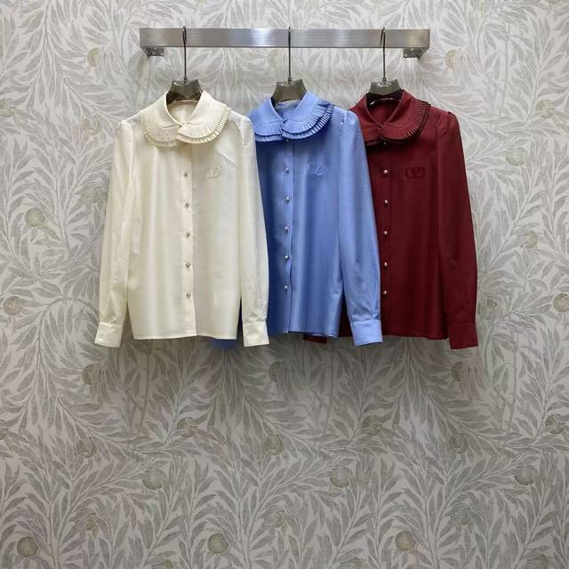 Va2026 Sp Premium Shirt. This shirt features a gentle Peter Pan collar and delic