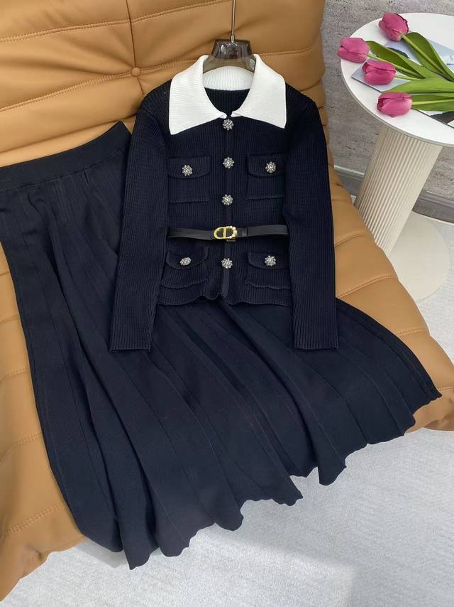 Di2026 Sp Premium Wool Suit This knit suit features a contrasting lapel and rhin