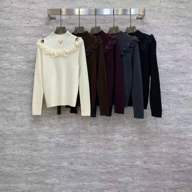 Va2026 Sp Premium Cashmere Sweater This off-the-shoulder knit sweater features r