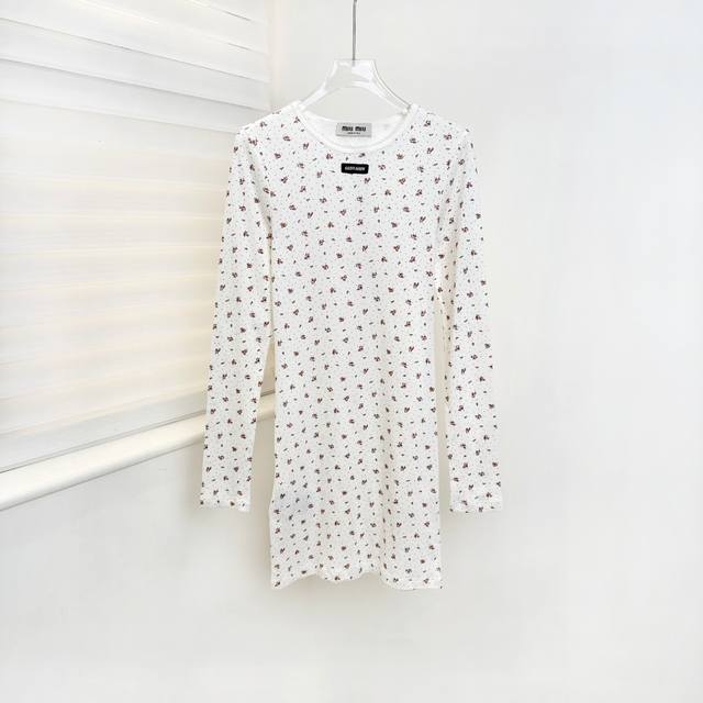 Floral Print Dress 25Ss Autumn/Winter New Arrival! This T-shirt features an ult